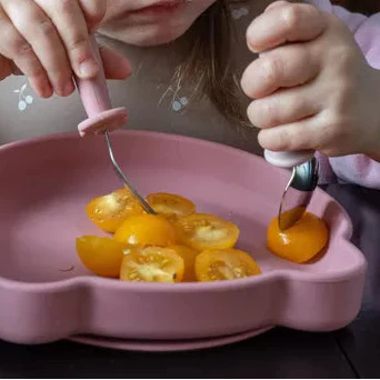 Les premiers repas : des couverts adaptés aux petites mains