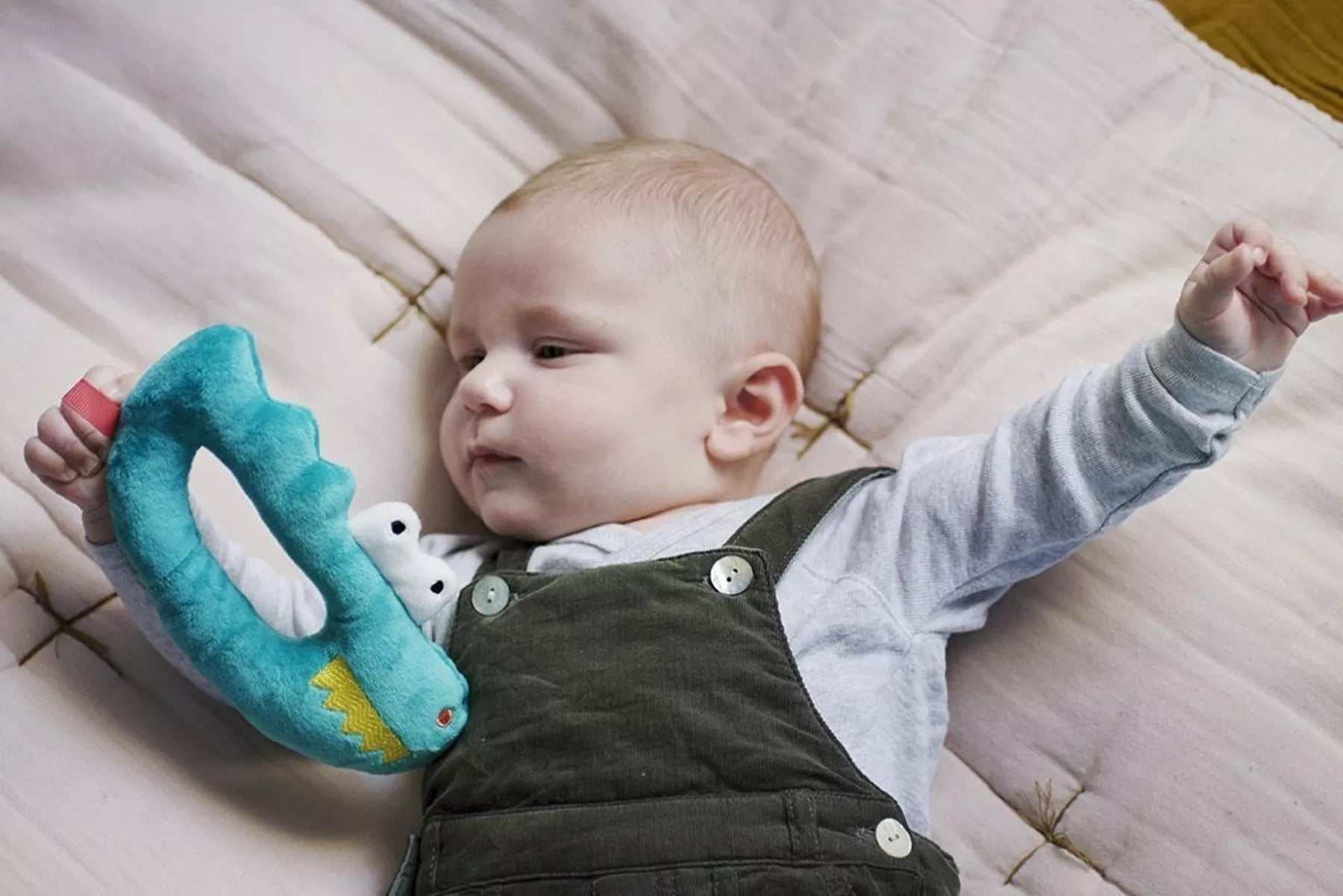 Hochet en velours doux avec grelot et rubans