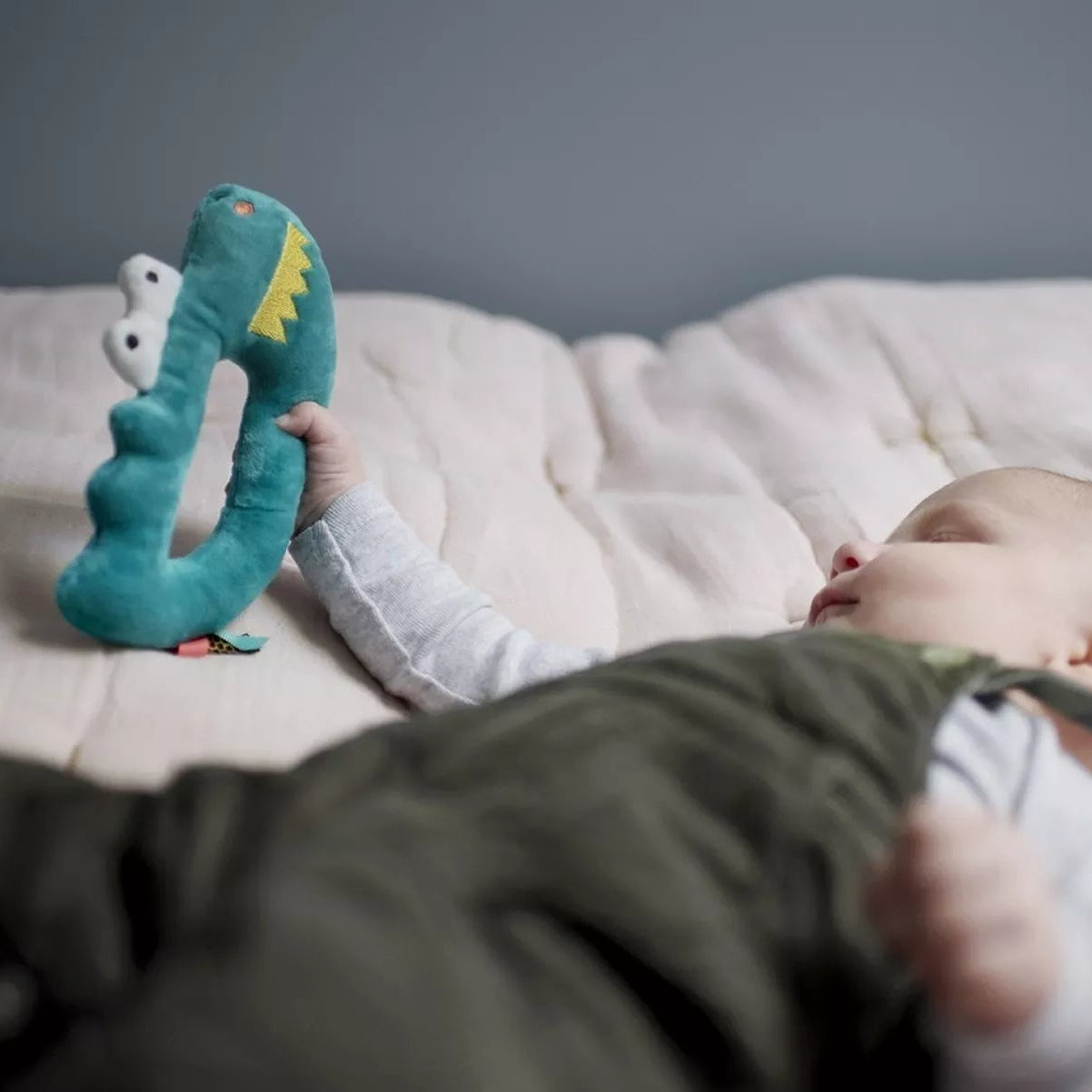 Hochet en velours doux avec grelot et rubans