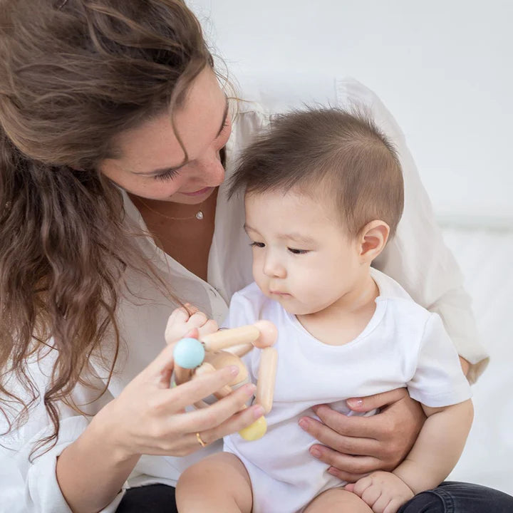 Hochet triangle en bois avec boule à grelot