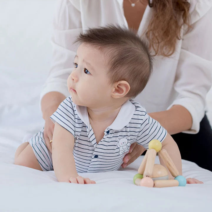 Hochet triangle en bois avec boule à grelot