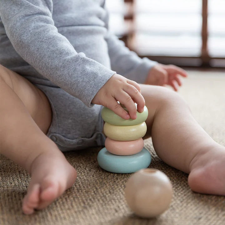 Pyramide en bois à trier et empiler