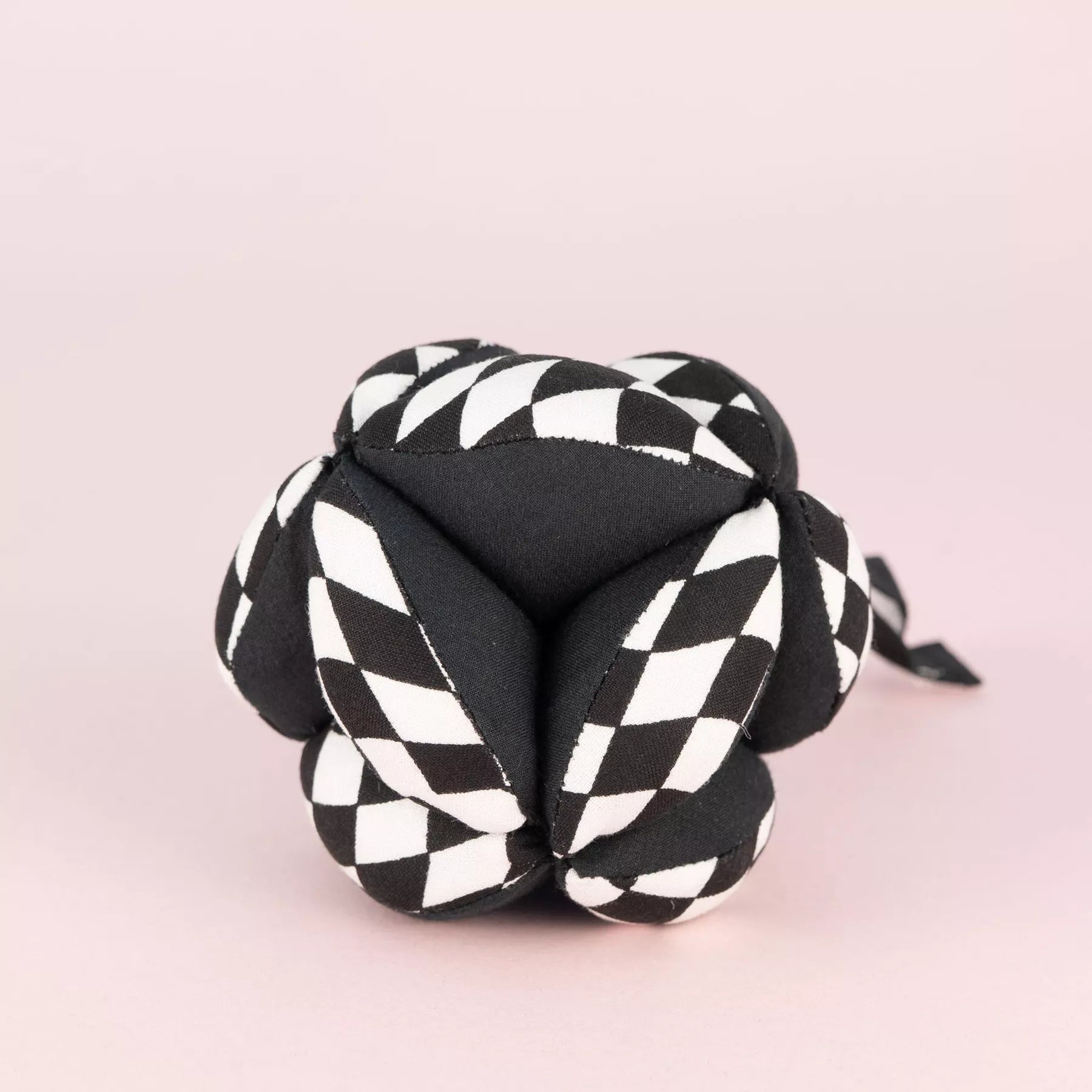 Balle de préhension contrastée