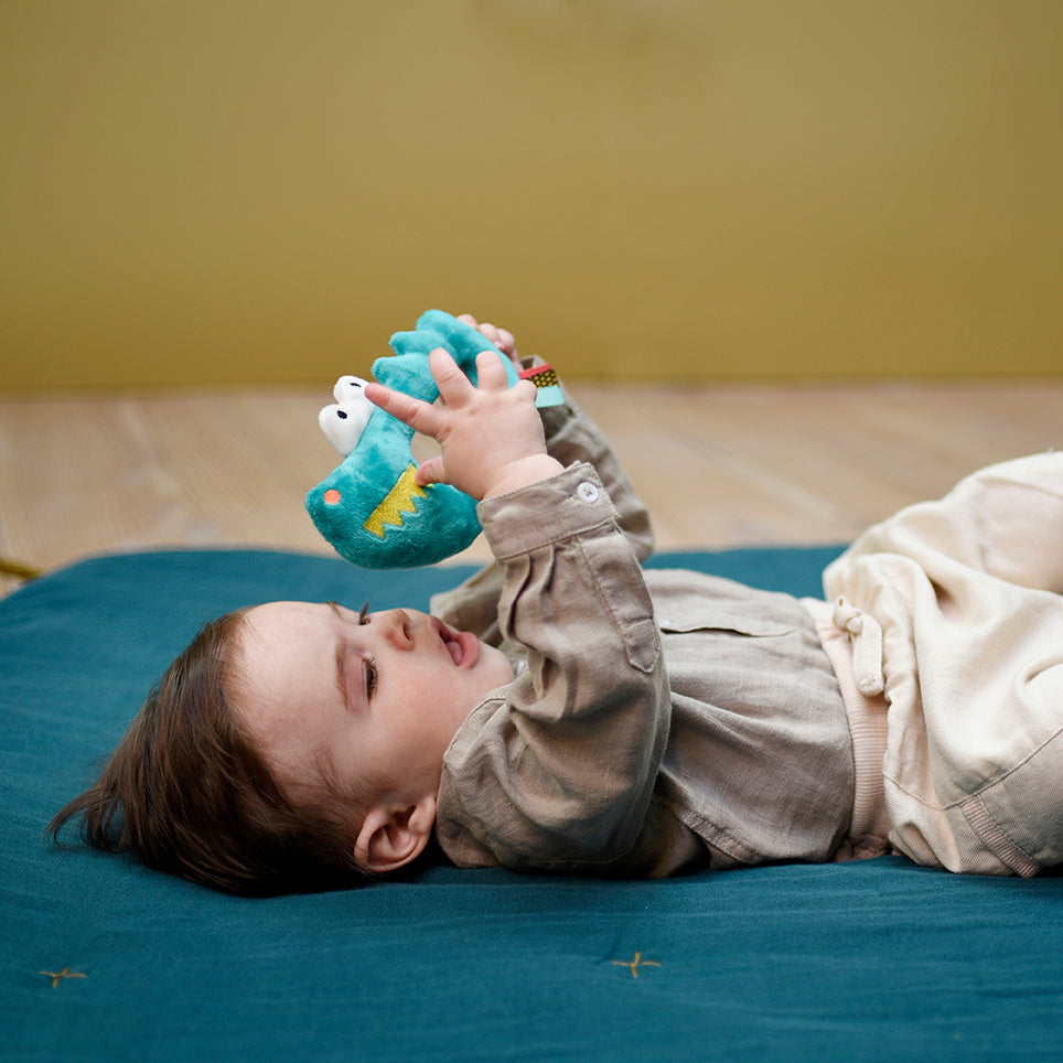 Hochet en velours doux avec grelot et rubans