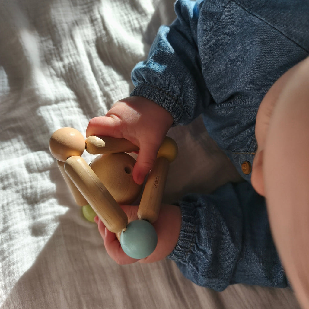 Hochet triangle en bois avec boule à grelot