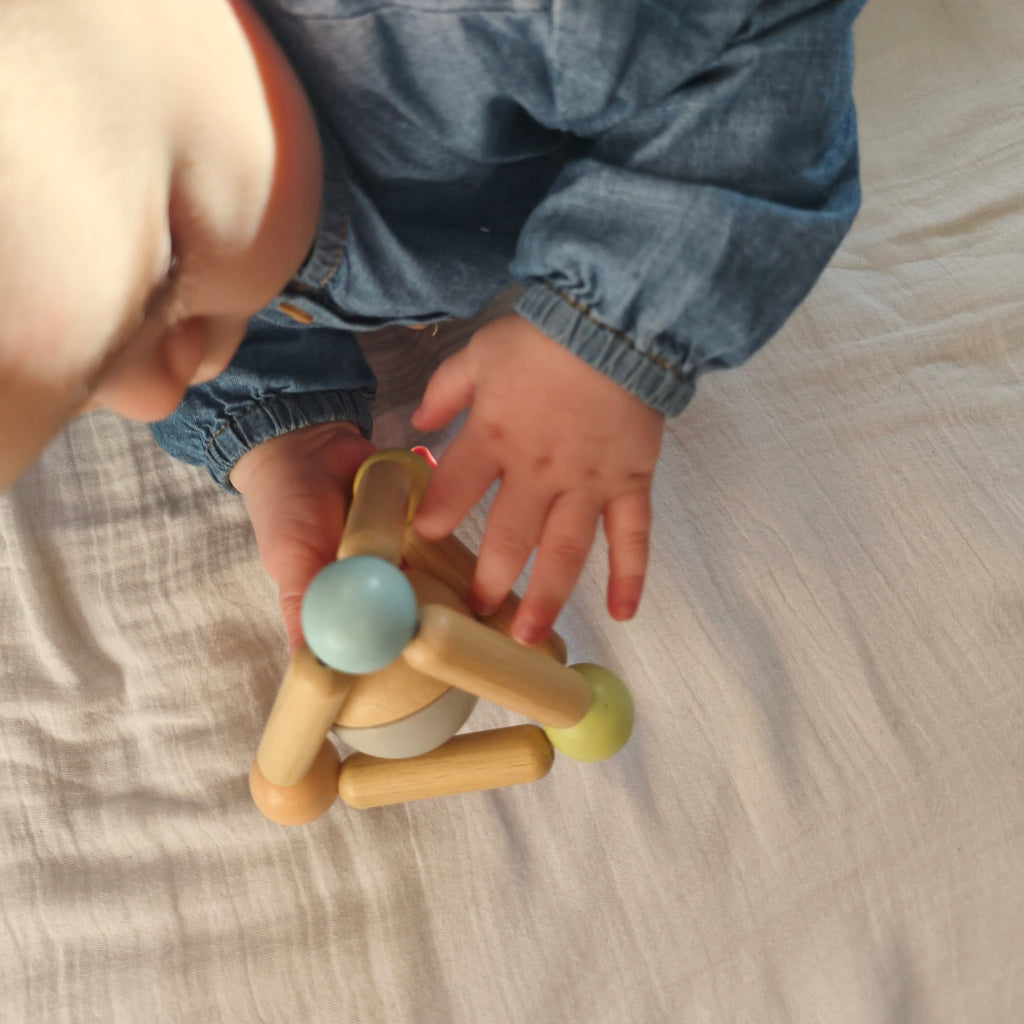 Hochet triangle en bois avec boule à grelot