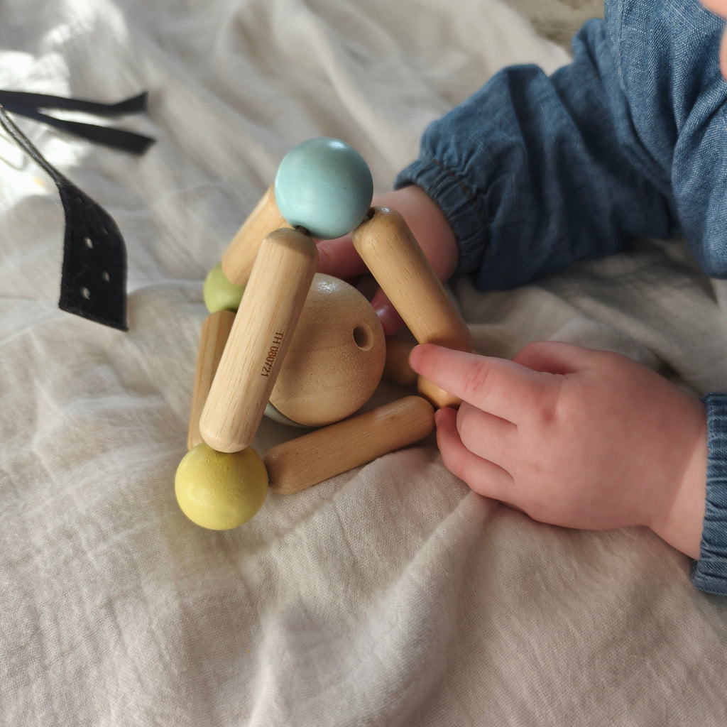 Hochet triangle en bois avec boule à grelot