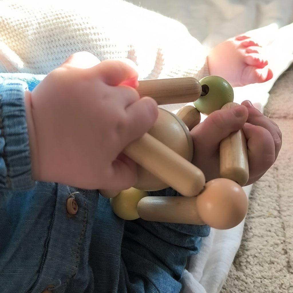 Hochet triangle en bois avec boule à grelot
